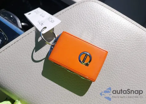 2021 Volvo Xc60 T5 Momentum z USA, uszkodzony, nr VIN YV4102RK7M1815409